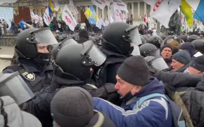 Под Верховной Радой опять неспокойно: сотни людей вышли на акцию протеста, начались стычки с полицией - фото - ukrainianwall.com - Украина