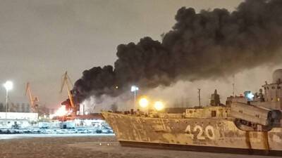 Пламя видно на сотни метров: в России вспыхнул пожар на военном корвете «Проворный». ВИДЕО - enovosty.com - Россия - Санкт-Петербург