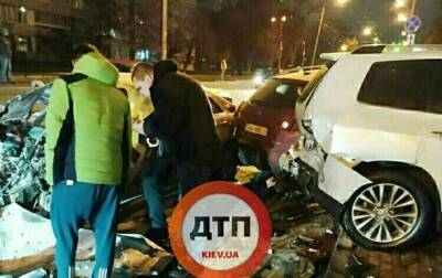 В Киеве легковушка протаранила 15 припаркованных авто, водитель сбежал - korrespondent.net - Украина - Киев - Днепропетровская обл. - район Оболонский, Киев - Киев