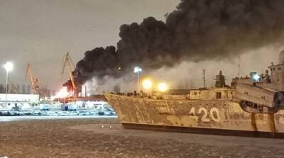 Александр Беглов - На верфи в Петербурге загорелся недостроенный боевой корабль - eadaily.com - Санкт-Петербург