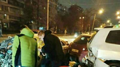 Неадекват в Киеве устроил массовое ДТП, больше 10 машин всмятку: кадры с места - politeka.net - Украина - Киев - Киев