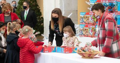 князь Альбер - Дети княгини Шарлен раздавали рождественские подарки во дворце - focus.ua - Украина - Монако - Княжество Монако