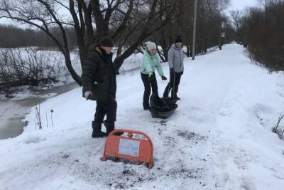 Жители Великого Новгорода борются со скользкими дорожками с помощью кофе - mk.ru - Великий Новгород