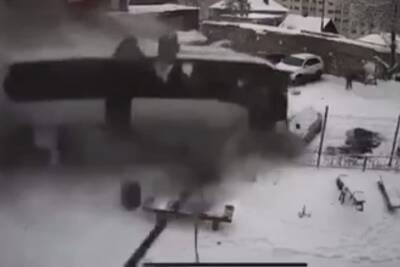 В Саратове автобус с пассажирами влетел во двор жилого дома - mk.ru - Саратов - Жирновск