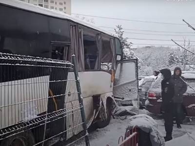 В Саратове автобус с отказавшими тормозами протаранил во дворе 7 машин, пострадали люди (видео) - rosbalt.ru - Саратов - Жирновск