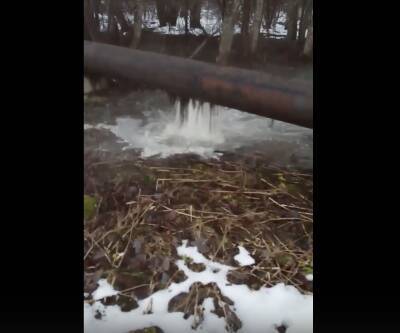 Водопад хлещет из прорванной трубы в Сланцах – видео - ivbg.ru - Украина