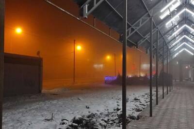 Омск задыхается от густого тумана с запахом гари - mk.ru - Омск