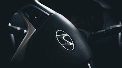Александр Беглов - Hyundai влетел в остановку в Калининском районе Петербурга - inforeactor.ru - Санкт-Петербург - р-н Калининский
