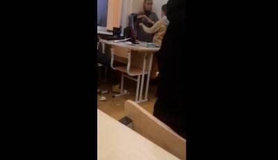 На Урале педагог порвала тетрадь ученика и дала ему пощёчину: произошедшее попало на видео - Русская семерка - russian7.ru - Свердловская обл.
