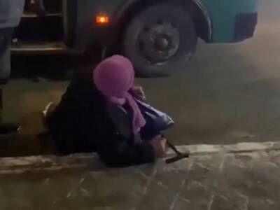 В Екатеринбурге водитель автобуса выволок из салона пенсионерку и бросил ее в грязь - bloknot.ru - Екатеринбург