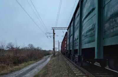 На Одесчине поезд сбил подростка сидевшего на путях - lenta.ua - Украина - Одесская обл.