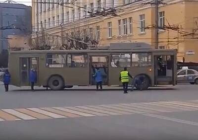 В центре Рязани пассажиры и кондукторы «заводили» троллейбус с толкача - ya62.ru - Рязань