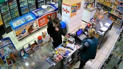 Екатеринбуржец рассчитался поддельной пятитысячной за пиво. Теперь его ищет полиция - newdaynews.ru - Россия - Екатеринбург