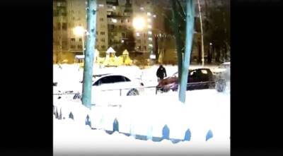 Пироман в копюшоне поджег иномарку у жилого дома на Будапештской - neva.today - Санкт-Петербург