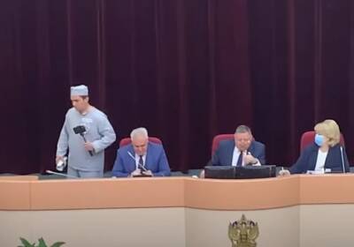 Александр Романов - Николай Бондаренко - Саратовский депутат Бондаренко пришел на заседание парламента в тюремной робе с QR-кодом - znak.com - Россия - Саратовская обл. - Саратов