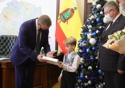 Владимир Путин - Николай Любимов - Любимов передал рязанскому второкласснику подарок от президента Путина - ya62.ru - Россия - Рязанская обл. - Рязань