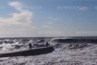 В Сочи мужчину смыло в море с волнореза - kuban.mk.ru - Сочи