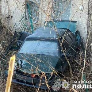 В Мелитополе автомобиль ВАЗ слетел с моста. Фото - reporter-ua.com - Мелитополь