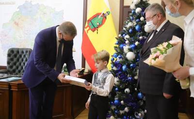 Владимир Путин - Николай Любимов - Рязанский школьник получил в подарок от Путина планшет - tvc.ru - Россия - Рязанская обл. - Рязань