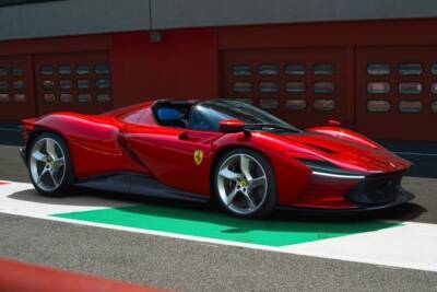 Ferrari представила эксклюзивный суперкар Daytona SP3 - autostat.ru