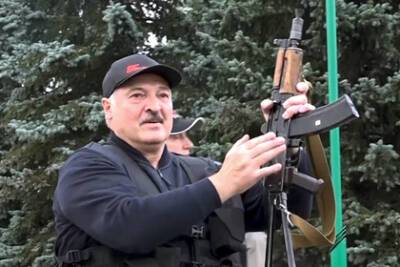 Александр Лукашенко - Лукашенко объяснил свое хождение с автоматом перед «трусами» - lenta.ru - Белоруссия
