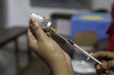 Ученые сообщили, что на образование тромбов после вакцины AstraZeneca влияет используемый в препарате аденовирус - argumenti.ru - США - Англия