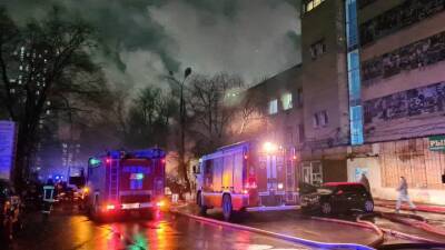 Девять человек спасли из горящего здания на Верхнелихоборской улице - vm.ru - Москва