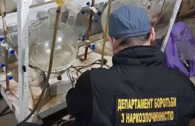Полиция разоблачила нарколабораторию под Черниговом: оборот их «бизнеса» достигал 1 миллиона гривен в месяц - politeka.net - Украина - Киевская обл. - Черниговская обл.