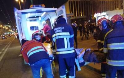 Упавшую под поезд в метро в Киеве спасли - korrespondent.net - Украина - Киев