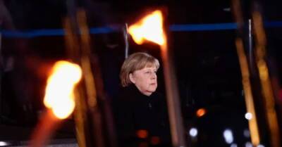 Ангела Меркель - Аннегрет Крамп-Карренбауэр - В Берлине прошла торжественная церемония в честь ухода Меркель с факельным шествием военных - kp.ua - Украина - Германия - Берлин