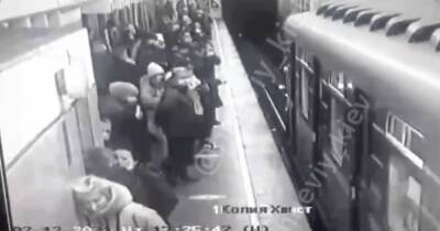 На станции киевского метро "Дворец Украина" девушка бросилась под поезд (видео) - focus.ua - Украина - Киев