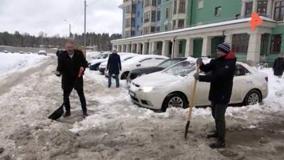 Жители ЖК в Митино оказались вынуждены расчищать двор от снега своими силами - iz.ru - Израиль