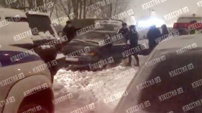 Полиция обыскала машину подозреваемого в убийстве двух женщин в Москве - iz.ru - Москва - Израиль