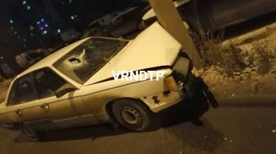 Ford Focus - В Воронеже водитель Audi 100 протаранил столб: пострадала пассажирка - vestivrn.ru - Воронеж