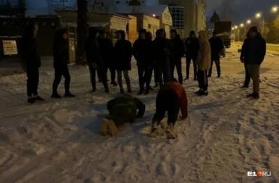 Жители Екатеринбурга заставили отжиматься и приседать подростков, жестоко избивших мужчину - znak.com - Екатеринбург