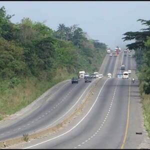 Mercedes Benz - В Нигерии столкнулись легковушка и самосвал: погибли восемь человек - reporter-ua.com - Нигерия - Nigeria