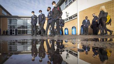 Джавид Саджид - Школам Великобритании грозит нехватка персонала из-за омикрон-штамма коронавируса - belta.by - Англия - Белоруссия - Reuters