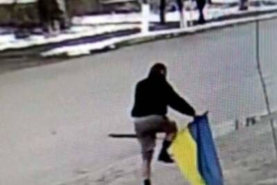На Днепропетровщине мужчина надругался над флагом Украины, его задержали - rupor.info - Украина - Днепропетровская обл.