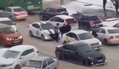 В Новосибирске экипаж автомобиля вышел на проезжую часть с битой против водителя «Яндекс.Такси» - sib.fm - Новосибирск