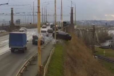 В Днепре с моста вылетела машина: водитель решил делать обгон - dnepr.politeka.net - Украина - Киев