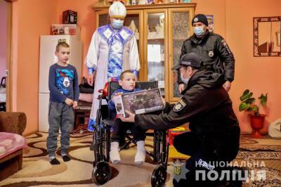 Хотел инвалидную коляску для брата: маленький мальчик попросил полицейских найти святого Николая - narodna-pravda.ua - Россия - Украина