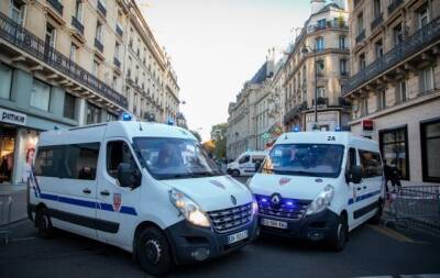 В Париже мужчина с ножом захватил заложников - enovosty.com - Париж