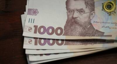 Курьез: находчивый парень расплатился «прививочными» деньгами за пиво. ВИДЕО - enovosty.com - Украина