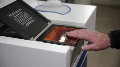 Мигранты в РФ получат патенты в виде карт-чипов с отпечатками пальцев - iz.ru - Россия - Израиль