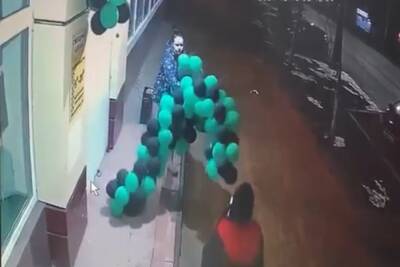 Полнолуние оно такое: Жительница Воронежа среди ночи в трусах экспроприировала шарики у магазина одежды - vrn.mk.ru - Воронеж - район Левобережный, Воронеж