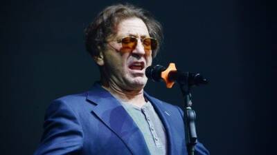 Григорий Лепс - Лепс задрал рубашку и нецензурно пел на концерте на фоне развода - 5-tv.ru