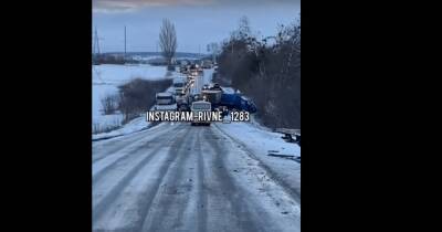 Масштабное ДТП. Под Ровно в аварии пострадало 8 автомобилей (видео) - focus.ua - Украина - Луцк