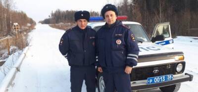 В Приангарье полицейские помогли спасти две машины из горящих гаражей - runews24.ru - Россия