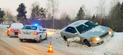 В Петрозаводске LADA в резалась в Mercedes, пострадала молодая пассажирка «немца» (ФОТО) - stolicaonego.ru - Петрозаводск - республика Карелия