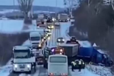Из-за скользкой дороги в Ривненской области столкнулись восемь автомобилей - rupor.info - Луцк - Ривненской обл. - Ровенская обл.